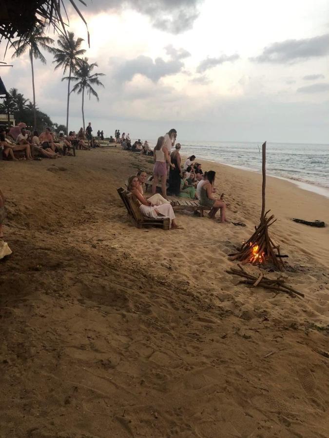 Sundance Surf Coconut Point Hotel Уелигама Екстериор снимка